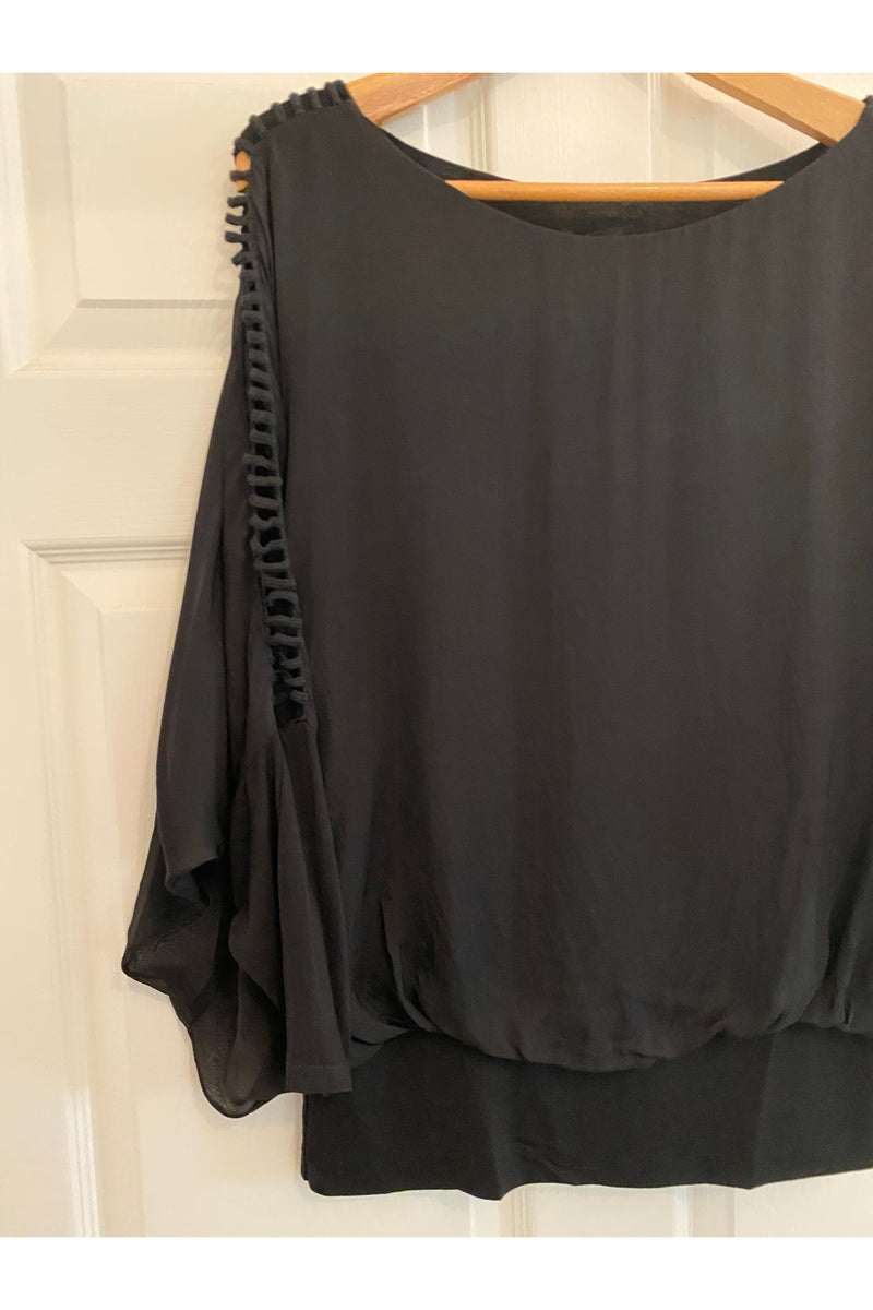 Bella Amore - Round Neck Blouse with Arm Cutouts - in BLACK - 17295